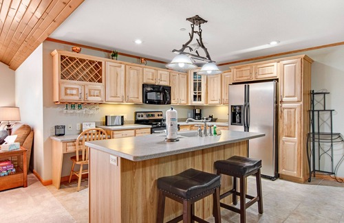 Arkdale Condominio | Riverfront golf resort condo with pool, hot tub, volleyball, & fairway-view deck