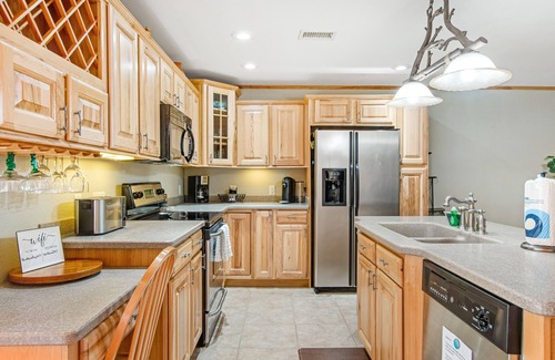 Arkdale Condominio | Riverfront golf resort condo with pool, hot tub, volleyball, & fairway-view deck