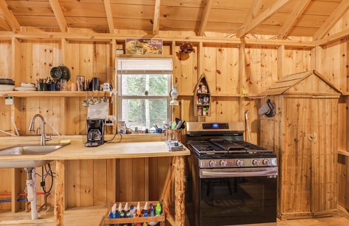 Olamon Apartamento | Riverfront Greenbush Studio w/ Porch & Views!