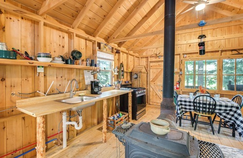 Olamon Apartamento | Riverfront Greenbush Studio w/ Porch & Views!