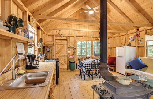 Olamon Apartamento | Riverfront Greenbush Studio w/ Porch & Views!