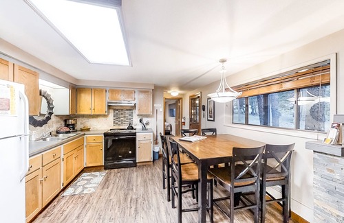 Joseph Casa | Riverfront ground-floor apartment with patio & lovely yard - dog-friendly