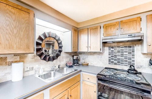 Joseph Casa | Riverfront ground-floor apartment with patio & lovely yard - dog-friendly