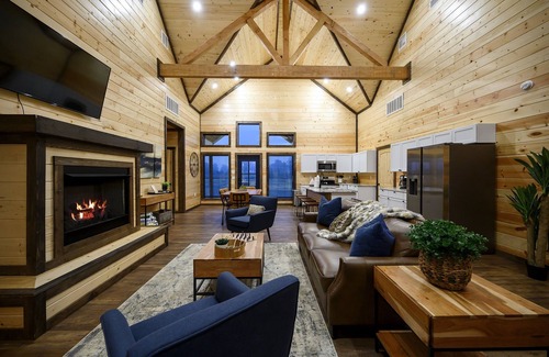 Golden Cabina | Riverfront/HeatedPool/GameRoom/Kayak/Tube