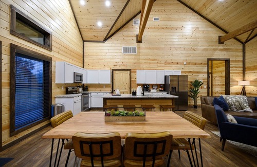 Golden Cabina | Riverfront/HeatedPool/GameRoom/Kayak/Tube
