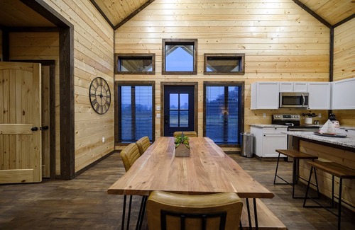 Golden Cabina | Riverfront/HeatedPool/GameRoom/Kayak/Tube