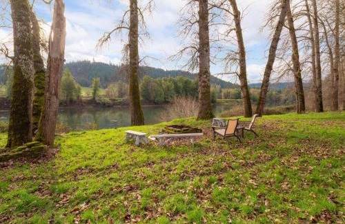 Roseburg Apartamento | Riverfront Hideaway - Hot Tub - Private Entrance