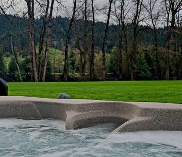 Roseburg Apartamento | Riverfront Hideaway - Hot Tub - Private Entrance