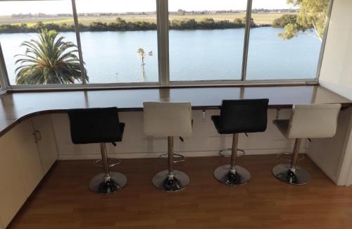 Seymour Casa | Riverfront Holiday House