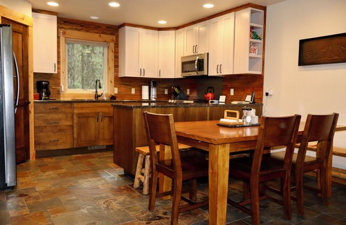 Essex Casa | Riverfront Home Bordeando el Parque Nacional Glacier en 9 Acres !!!