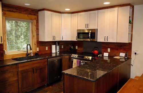 Essex Casa | Riverfront Home Bordeando el Parque Nacional Glacier en 9 Acres !!!