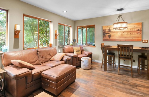 North Bend Casa | Riverfront Home in North Bend with Large Deck and Hot Tub. Pet-Friendly!