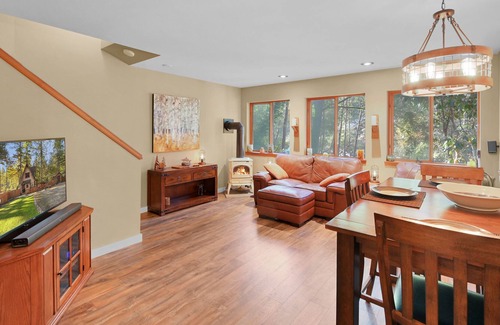 North Bend Casa | Riverfront Home in North Bend with Large Deck and Hot Tub. Pet-Friendly!
