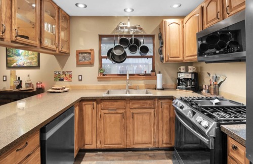 North Bend Casa | Riverfront Home in North Bend with Large Deck and Hot Tub. Pet-Friendly!