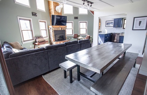 Reed City Chalet De Esquí | Riverfront | Hot Tub, Fireplace, Kayaks & Tubes