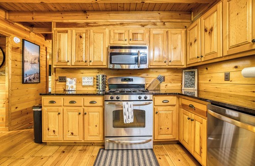 Ellijay Cabina | Riverfront - Hot Tub - kayaks - fire pits - 4 king beds - awesome views-wildlife