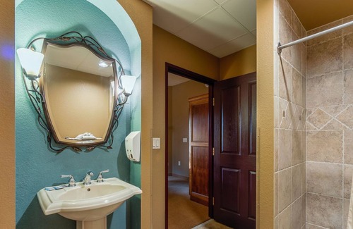 Wisconsin Dells Condominio | Hermoso condominio de 3 dormitorios. Las estancias de verano incluyen hasta 10 pases del Arca de Noé.