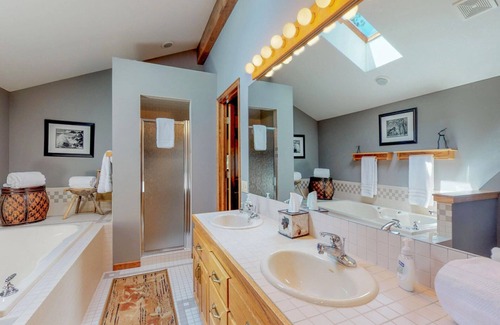 Aspen Brook Casa | 4000 SQ FT Home con PRIME River Frontage & Location: camine hasta RMNP y YMCA