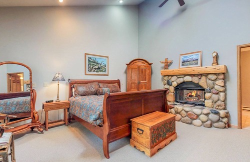 Aspen Brook Casa | 4000 SQ FT Home con PRIME River Frontage & Location: camine hasta RMNP y YMCA