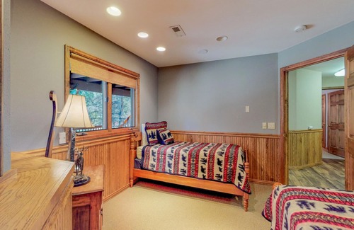 Aspen Brook Casa | 4000 SQ FT Home con PRIME River Frontage & Location: camine hasta RMNP y YMCA