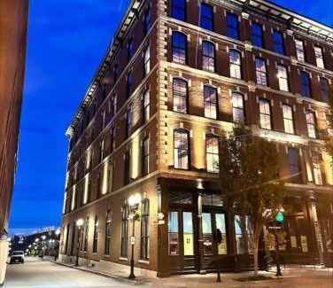 Downtown St. Louis Apartamento | Riverfront Loft - City Views, Steps from Arch and Casino