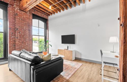 Downtown St. Louis Apartamento | Riverfront Loft - City Views, Steps from Arch and Casino