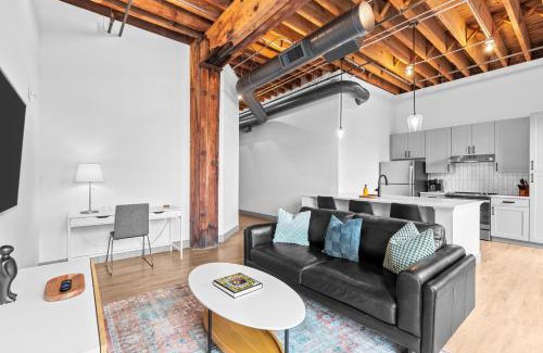 Downtown St. Louis Apartamento | Riverfront Loft - City Views, Steps from Arch and Casino