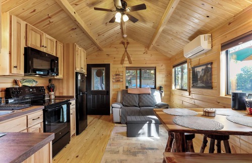 Hedgesville Cabina | New Riverfront Log Cabin on the Potomac River -