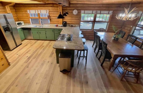 Roseburg Cabina | Riverfront Log Cabin in Roseburg’s Wine Country