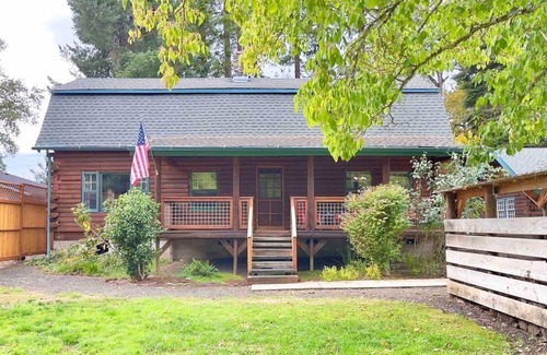 Roseburg Cabina | Riverfront Log Cabin in Roseburg’s Wine Country