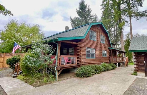 Roseburg Cabina | Riverfront Log Cabin in Roseburg’s Wine Country
