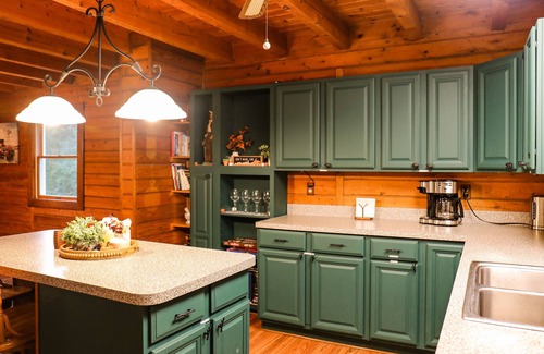 Fishers Hill Cabina | Riverfront logcabin; EVcharging, hot tub, firepit, Petfriendly Canoes, Sleeps 12