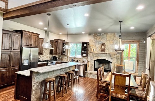 Hamilton Casa | Riverfront Luxury Cabin With Pond And Hot Tub.