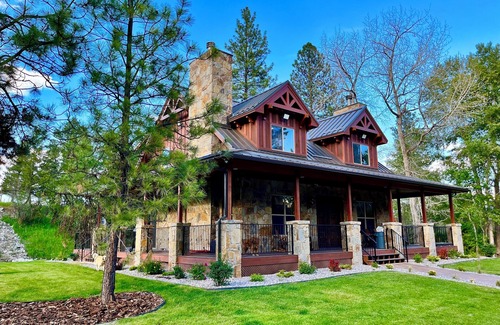 Hamilton Casa | Riverfront Luxury Cabin With Pond And Hot Tub.