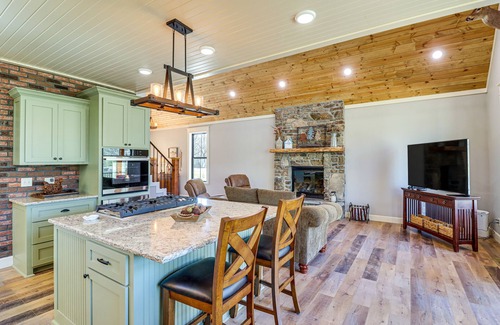 Boswell Cabina | Riverfront Mountain View Cabin w/ Deck & Grill!