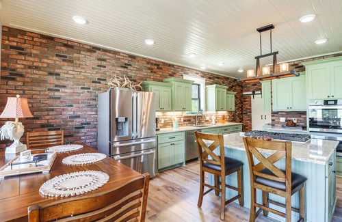 Boswell Cabina | Riverfront Mountain View Cabin w/ Deck & Grill!
