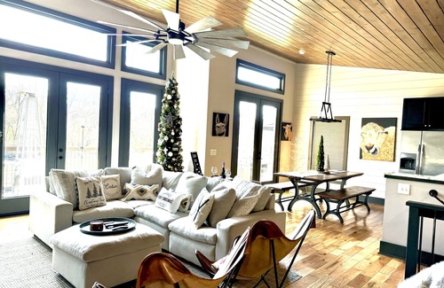 Ellijay Cabina | Riverfront Mountain Modern Cabin with hot tub very close to downtown Ellijay.