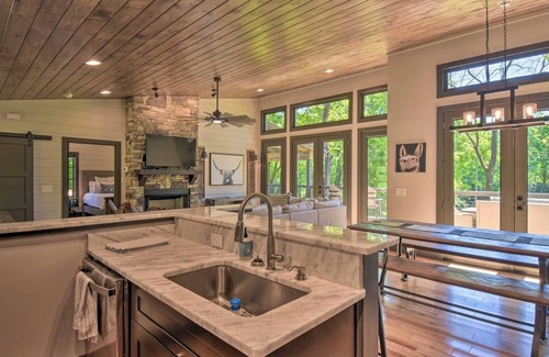 Ellijay Cabina | Riverfront Mountain Modern Cabin with hot tub very close to downtown Ellijay.