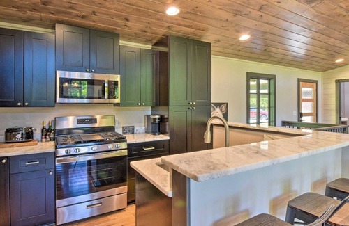 Ellijay Cabina | Riverfront Mountain Modern Cabin with hot tub very close to downtown Ellijay.
