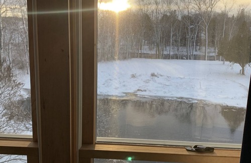 Kingfield Apartamento | Riverfront mountain retreat