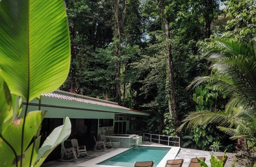 Parrita Cabina | Charming riverfront cabin nestled in the tropical jungle