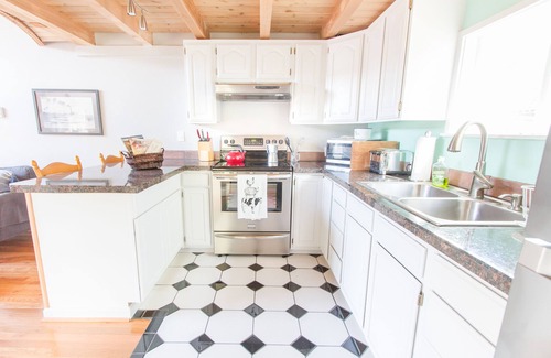 Jennings Lodge Cabaña | Riverfront Portland Area Cottage. The ultimate romantic and peaceful retreat!