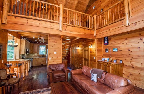 Tellico Plains Cabina | Riverfront Premium Cabin, 3 bed 3.5 bath, On the River, Sleep 10