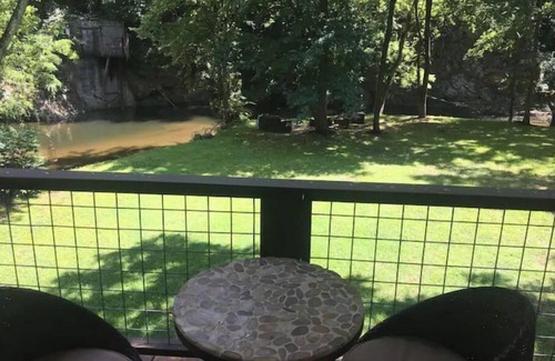 Hot Springs Cabina | Riverfront! Private, short walk to town