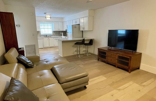 Sailboat Bend Apartamento | Riverfront Retreat:2BR+Soak tub