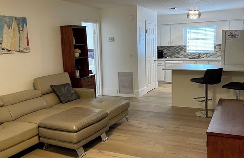 Sailboat Bend Apartamento | Riverfront Retreat:2BR+Soak tub