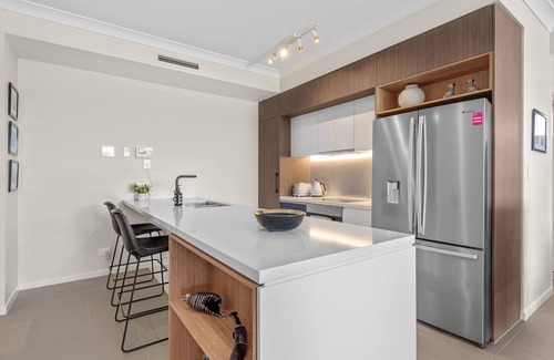 West End Apartamento | Riverfront Retreat! ~2Bed/2Bath/1Car/Huge Balcony