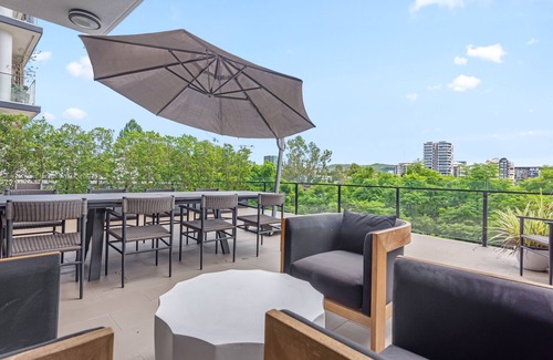 West End Apartamento | Riverfront Retreat! ~2Bed/2Bath/1Car/Huge Balcony