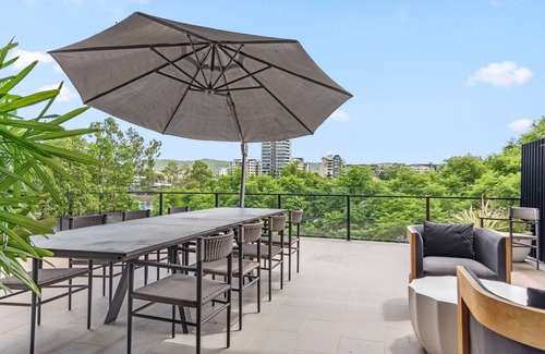 West End Apartamento | Riverfront Retreat! ~2Bed/2Bath/1Car/Huge Balcony