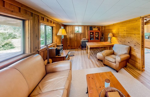 Elk Meadows Cabina | Riverfront Retreat | Cabin in Cle Elum with grill, W/D, & wood stove